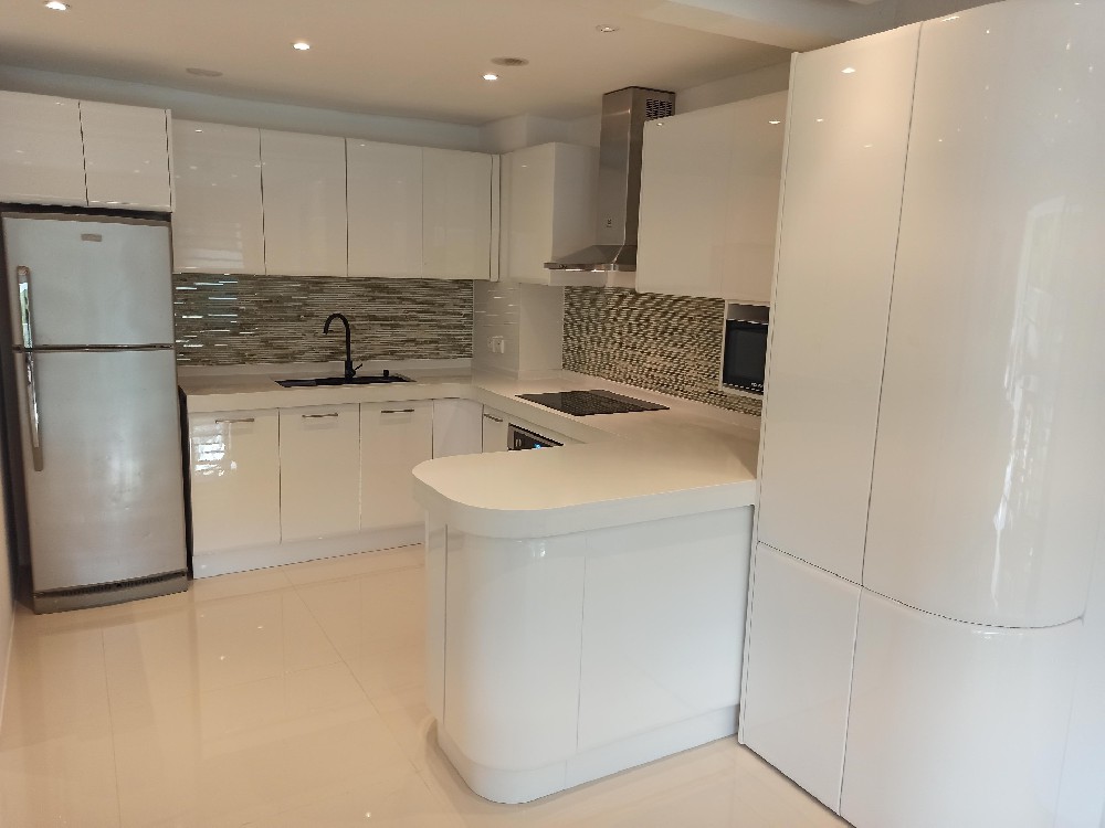 Modern Look White Glossy Kitchen Cabinets